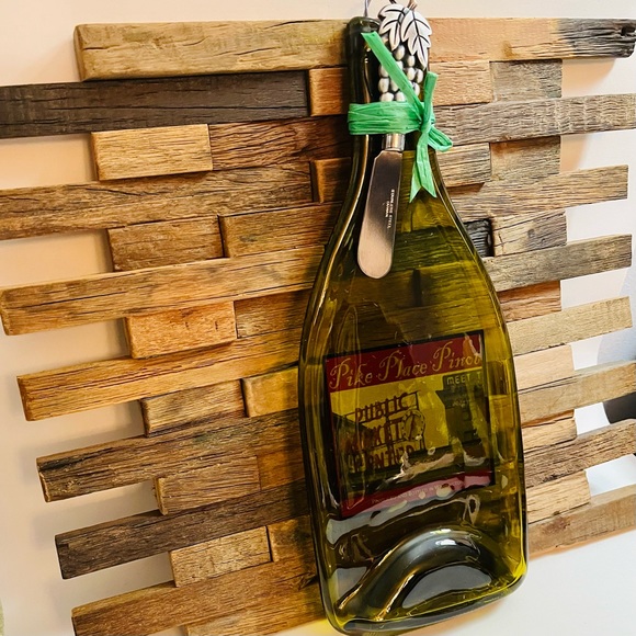 Pike Place Pinot Flattened Wine Bottle Cheese Serving Tray with Spreader Knife - Picture 6 of 10